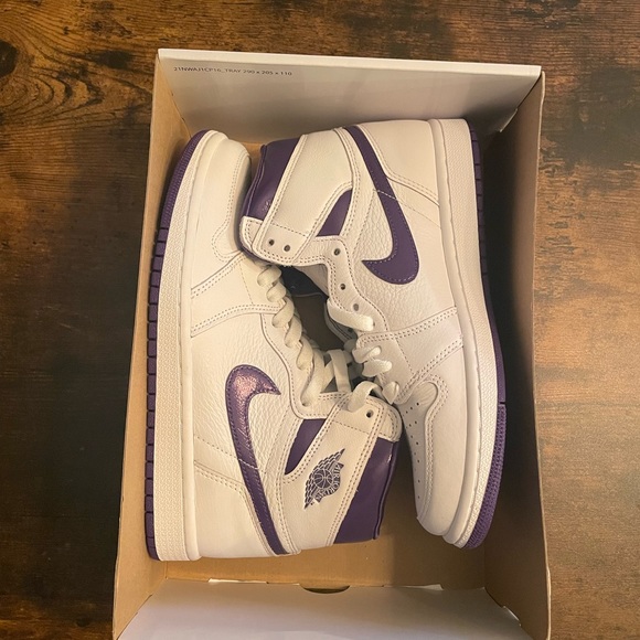 Brand New Jordan 1 High! π - Picture 2 of 5